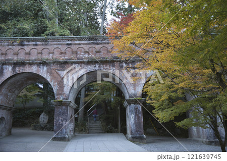 水路閣のアーチと紅葉のグラデーション1 水路閣のアーチと紅葉のグラデーション1 121639745
