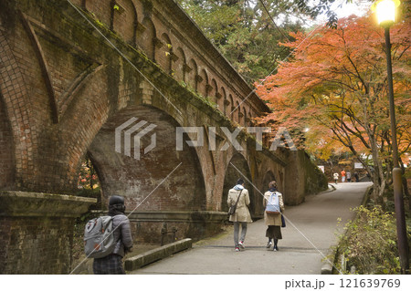 水路閣と紅葉のマリアージュ1 水路閣と紅葉のマリアージュ1 121639769