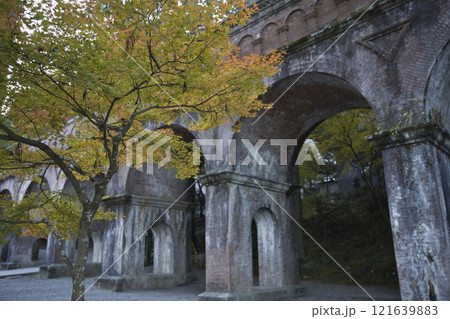 水路閣と紅葉のマリアージュ10 121639883