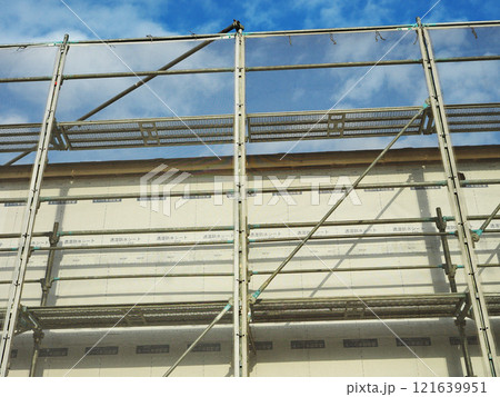 足場を組み立てた建設現場 足場を組み立てた建設現場 121639951
