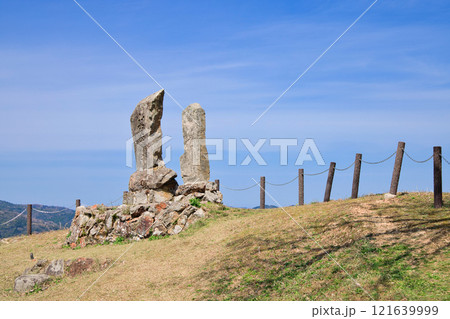 〈島根県〉月山富田城　山頂の本丸に建てられた山中鹿之助慰霊碑 121639999