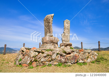 〈島根県〉安来市　月山富田城　山頂の本丸に建てられた山中鹿之助慰霊碑 121640000