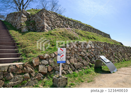 〈島根県〉月山富田城 三ノ丸跡の段築の石垣 〈島根県〉月山富田城 三ノ丸跡の段築の石垣 121640010