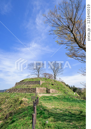 〈島根県〉月山富田城　西袖ヶ平から三の丸跡を眺める 121640019