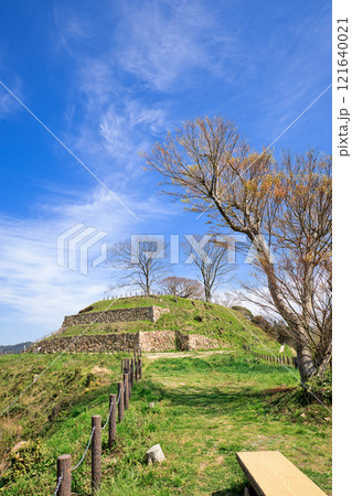 〈島根県〉月山富田城　西袖ヶ平から三の丸跡を眺める 121640021