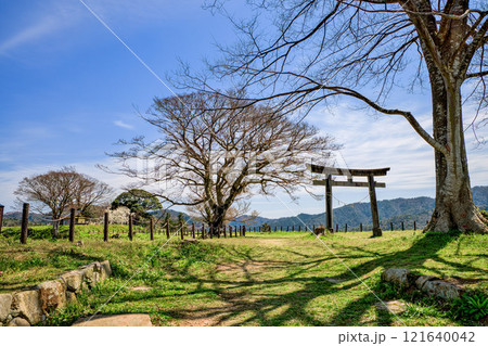 〈島根県〉月山富田城　三ノ丸跡から二ノ丸跡を見る 121640042