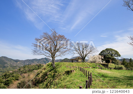 〈島根県〉月山富田城　三ノ丸跡から二ノ丸跡を見る 121640043