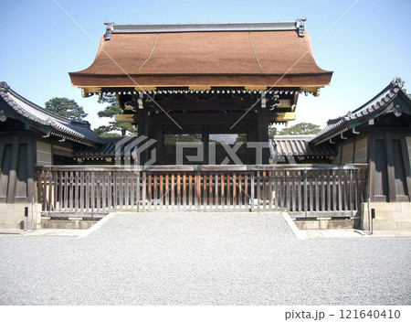 京都御苑の京都御所の建礼門（京都市上京区） 121640410