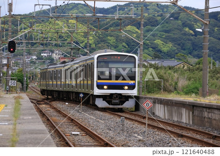 JR内房線太海駅に到着した内房線の電車 121640488