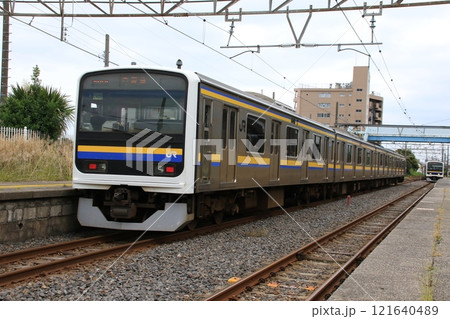 JR内房線太海駅に停車中の内房線の電車 121640489