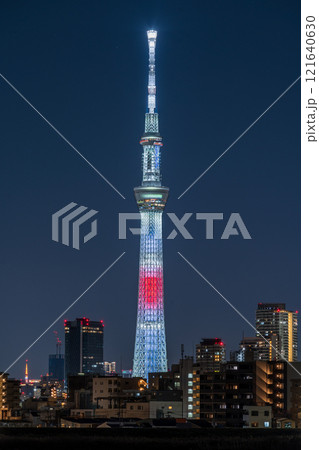 「東京都」東京スカイツリー・日本国旗をイメージした正月特別ライティング 夜景 「東京都」東京スカイツリー・日本国旗をイメージした正月特別ライティング 夜景 121640630