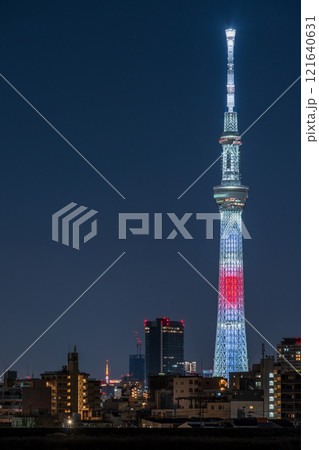 「東京都」東京スカイツリー・日本国旗をイメージした正月特別ライティング　夜景 121640631