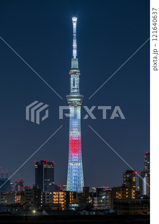 「東京都」東京スカイツリー・日本国旗をイメージした正月特別ライティング　夜景 121640637