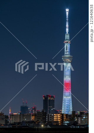 「東京都」東京スカイツリー・日本国旗をイメージした正月特別ライティング　夜景 121640638