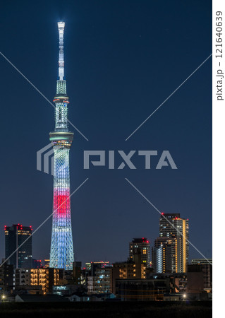 「東京都」東京スカイツリー・日本国旗をイメージした正月特別ライティング　夜景 121640639