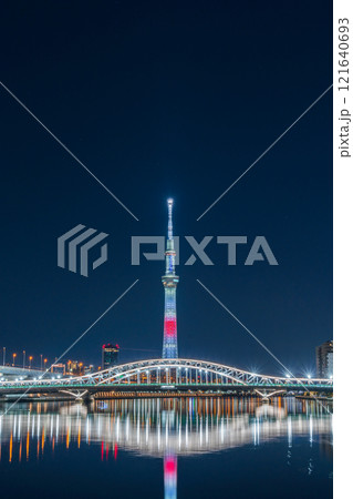 「東京都」東京スカイツリー・日本国旗をイメージした正月特別ライティング 夜景 「東京都」東京スカイツリー・日本国旗をイメージした正月特別ライティング 夜景 121640693