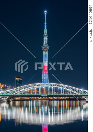 「東京都」東京スカイツリー・日本国旗をイメージした正月特別ライティング 夜景 「東京都」東京スカイツリー・日本国旗をイメージした正月特別ライティング 夜景 121640694