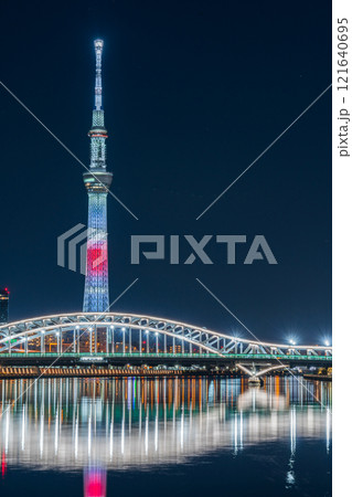 「東京都」東京スカイツリー・日本国旗をイメージした正月特別ライティング　夜景 121640695