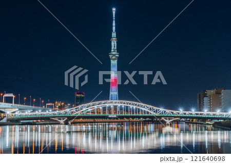 「東京都」東京スカイツリー・日本国旗をイメージした正月特別ライティング　夜景 121640698