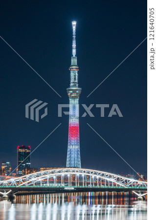 「東京都」東京スカイツリー・日本国旗をイメージした正月特別ライティング　夜景 121640705