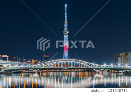 「東京都」東京スカイツリー・日本国旗をイメージした正月特別ライティング　夜景 121640712