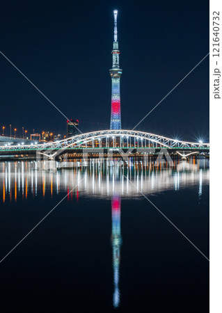 「東京都」東京スカイツリー・日本国旗をイメージした正月特別ライティング　夜景 121640732