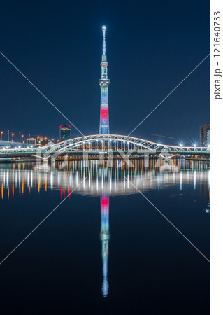 「東京都」東京スカイツリー・日本国旗をイメージした正月特別ライティング　夜景 121640733