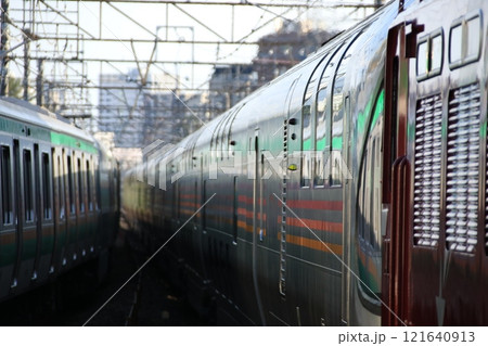 駅を通過して行く寝台特急カシオペアの列車 駅を通過して行く寝台特急カシオペアの列車 121640913