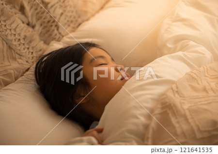 間接照明のある部屋でベッドで眠る子供 121641535
