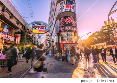 日本の東京都市景観 元日。インバウンド続く…外国人観光客らで賑わうアメ横…＝令和7年1月1日 121641764