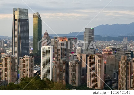 都市の風景・夕景「象山から台北市街地を臨む」 121642143