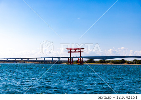静岡県　浜名湖に浮かぶ鳥居 121642151