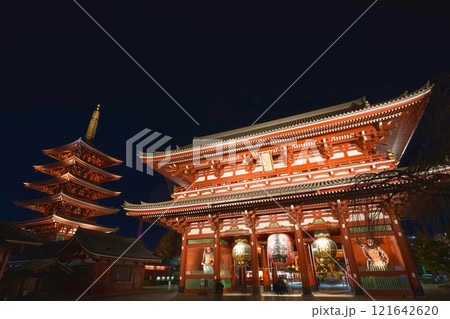 ライトアップされた浅草寺 121642620