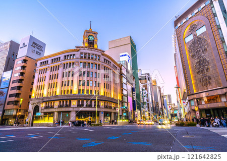 日本の東京都市景観 元日…煌めく銀座…散策を楽しむ外国人観光客らで賑わう。…輝きの時代へ＝令和7年 121642825