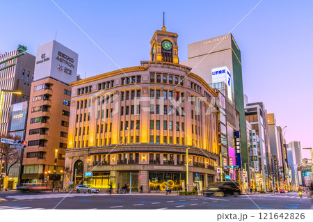日本の東京都市景観 元日…煌めく銀座…散策を楽しむ外国人観光客らで賑わう。新時代に光あれ＝令和7年 121642826