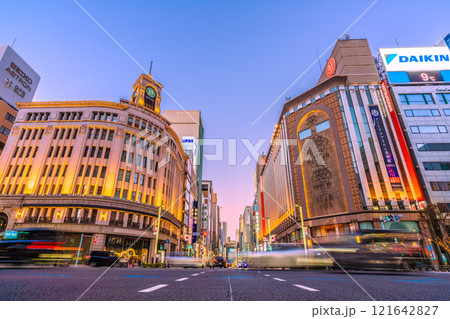 日本の東京都市景観 元日…煌めく銀座…散策を楽しむ外国人観光客らで賑わう。幸福の時代へ=令和7年 日本の東京都市景観 元日…煌めく銀座…散策を楽しむ外国人観光客らで賑わう。幸福の時代へ=令和7年 121642827
