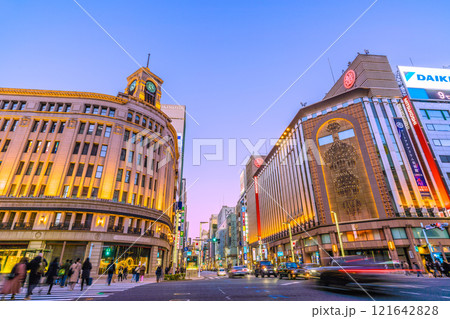 日本の東京都市景観 元日…煌めく銀座…散策を楽しむ外国人観光客らで賑わう。新時代に希望の光=令和7年 日本の東京都市景観 元日…煌めく銀座…散策を楽しむ外国人観光客らで賑わう。新時代に希望の光=令和7年 121642828