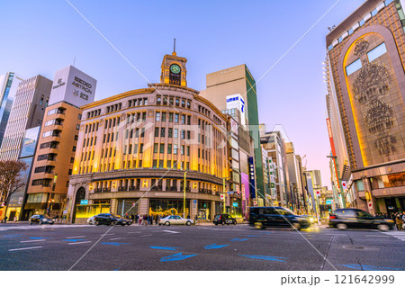 日本の東京都市景観 元日…煌めく銀座…散策を楽しむ外国人観光客らで賑わう。幸福の時代へ＝令和7年 121642999
