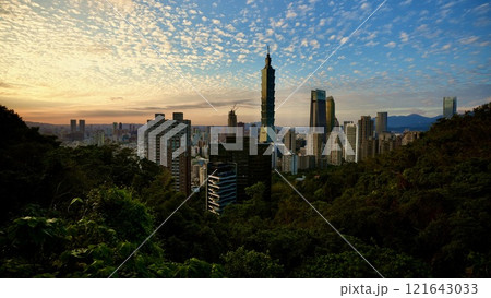 都市の風景・夕景「象山から台北市街地を臨む」 121643033