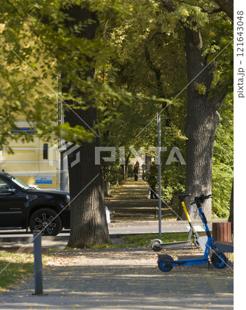 カザフスタン・アルマトイ　街路樹の並ぶ町並み / Almaty, Kazakhstan 121643048