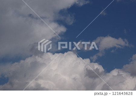 青い空と白い雲を背景に夏雲の積雲書き込みスペース背景7 青い空と白い雲を背景に夏雲の積雲書き込みスペース背景7 121643628