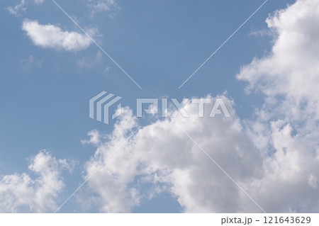 青い空と白い雲を背景に夏雲の積雲書き込みスペース背景6 121643629
