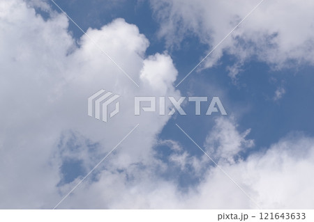 青い空と白い雲を背景に夏雲の積雲書き込みスペース背景2 121643633