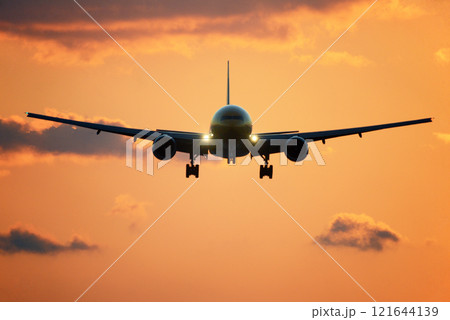 夕景に着陸する旅客機 121644139