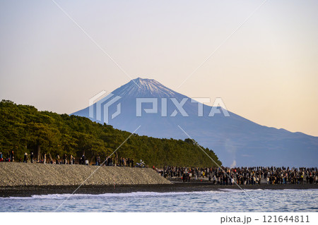 初日の出 美保の松原 富士山 朝焼け 元旦 元日 【静岡県静岡市清水区】 121644811