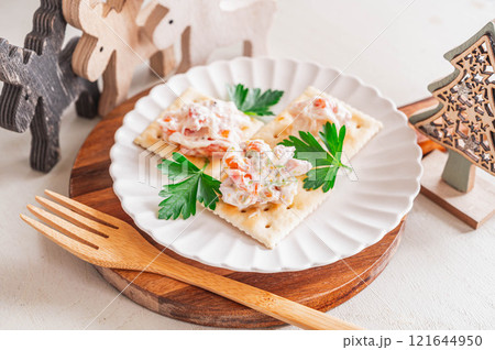 サーモンとホッキガイサラダのカナッペ サーモンとホッキガイサラダのカナッペ 121644950