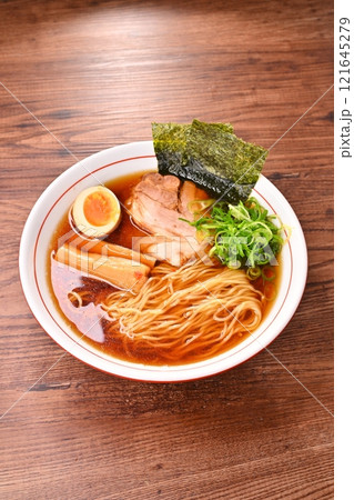 中華そば、ラーメン、醤油ラーメン、醤油らーめん、麺料理。 中華そば、ラーメン、醤油ラーメン、醤油らーめん、麺料理。 121645279