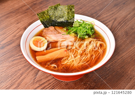 中華そば、ラーメン、醤油ラーメン、醤油らーめん、麺料理。 121645280