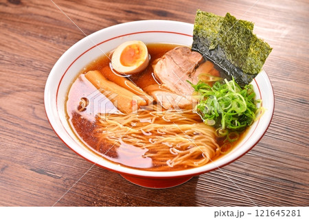 中華そば、ラーメン、醤油ラーメン、醤油らーめん、麺料理。 121645281