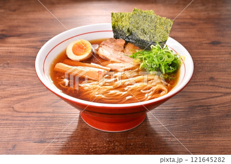 中華そば、ラーメン、醤油ラーメン、醤油らーめん、麺料理。 121645282